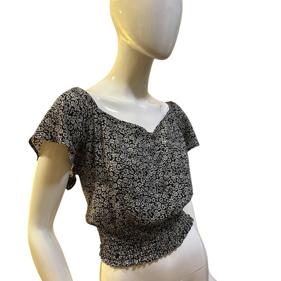 Monteau Black and White Flutter Sleeve Crop Blouse - Picture 5 of 10